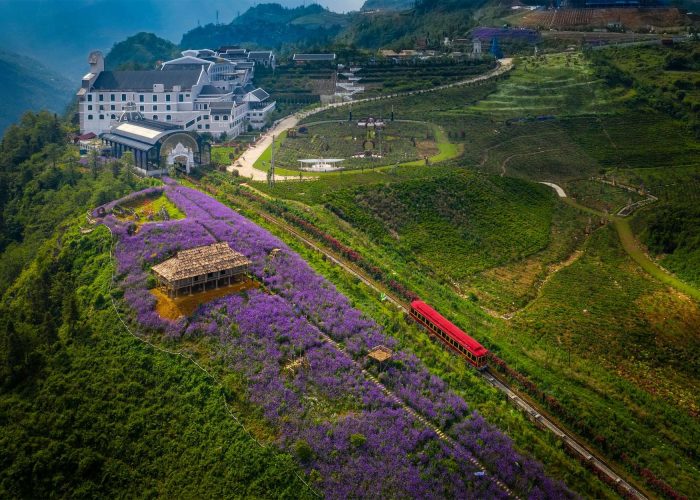 Toàn cảnh thị trấn Sa Pa và thung lũng Mường Hoa mùa hè 2026