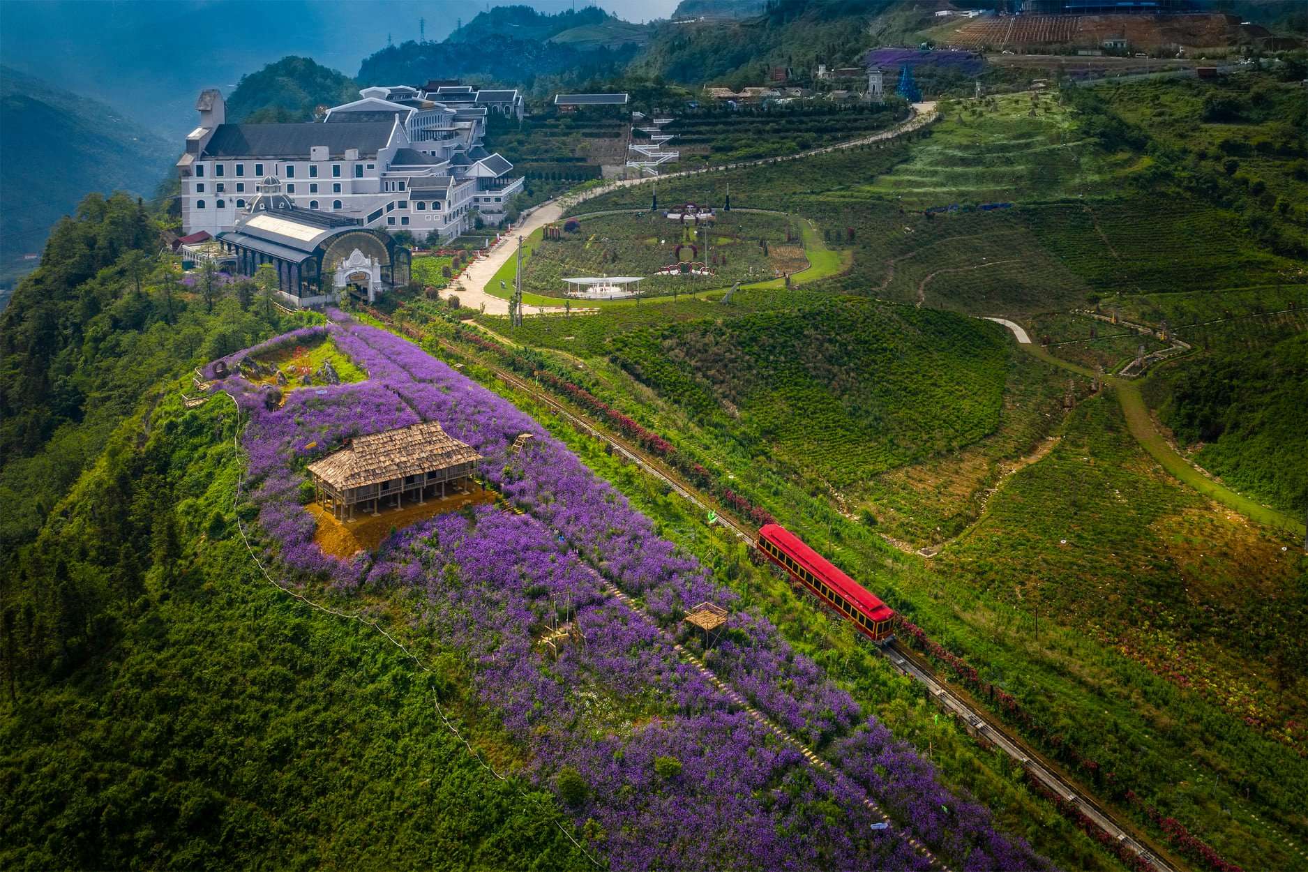Toàn cảnh thị trấn Sa Pa và thung lũng Mường Hoa mùa hè 2026