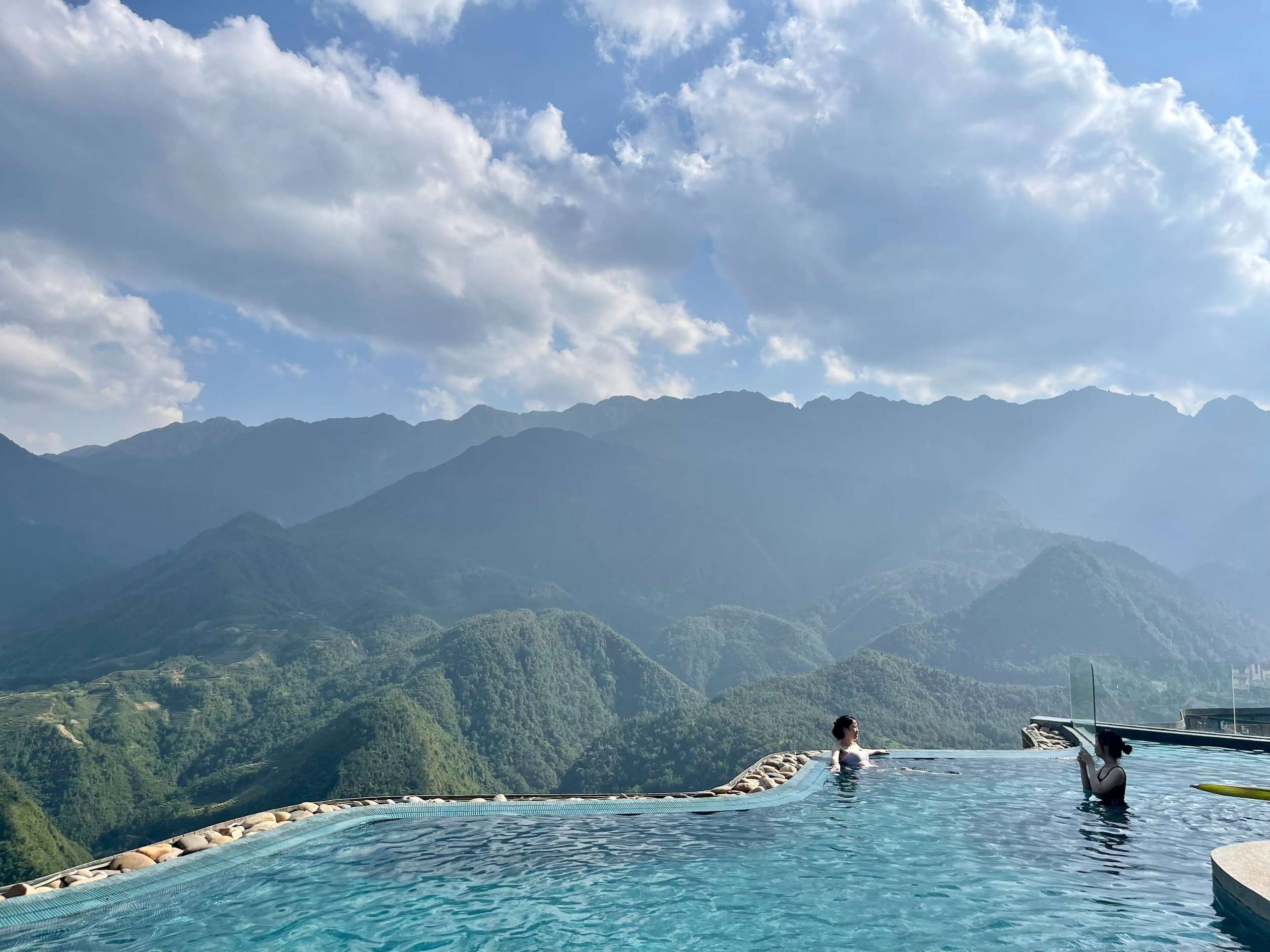 Top khách sạn Sa Pa view núi đáng tiền 2026 từ bình dân đến hạng sang